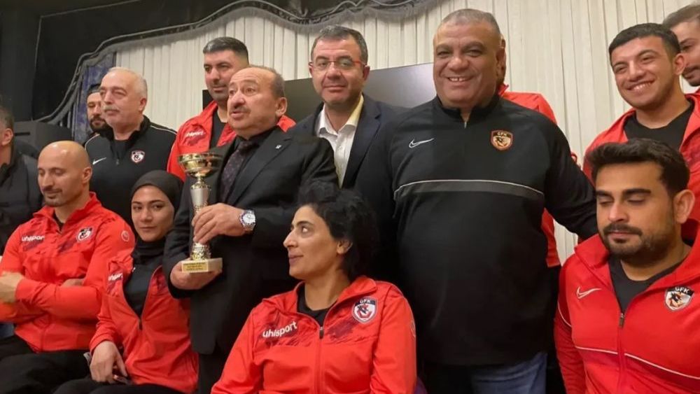 Tekerlekli Basketçiler kupayı başkan Yılmaz'a verdi